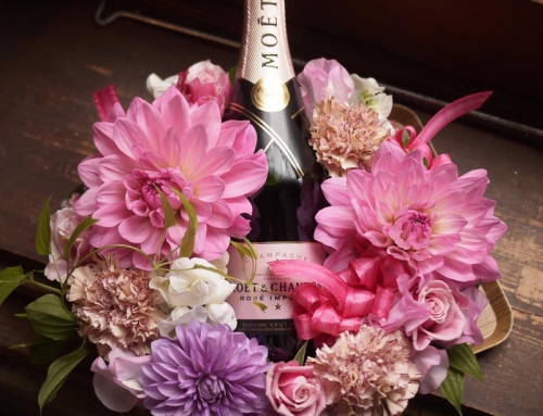二人で乾杯　お花とシャンパンで祝う結婚記念日